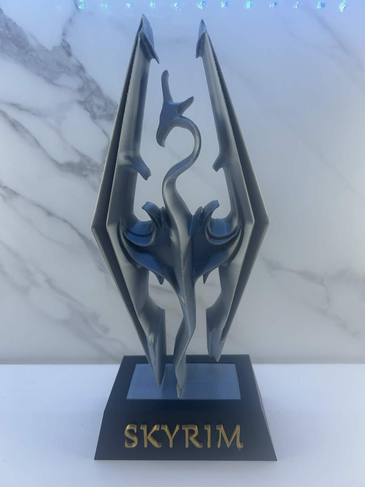 Skyrim - Figurine : Logo avec socle